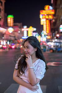 孤独的亚洲女人肖像晚上在户外夜脸生活图片