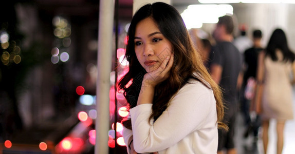 孤独的亚洲女人肖像晚上在户外美丽年轻的图片