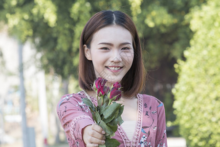 拿着花的美丽女孩图片