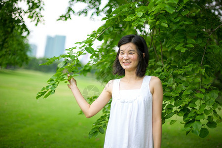 吸引人的快乐自然青草绿美丽亚洲年轻女子图片