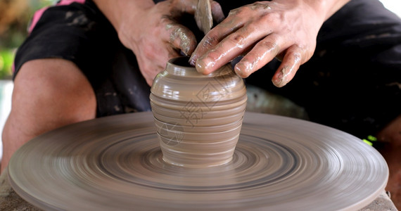 工艺握紧手在陶器轮上工作罐制图片