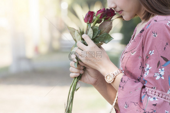 拿着花的美丽女孩图片