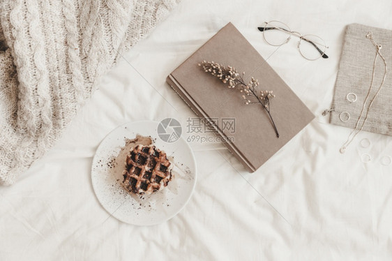 业务花朵事物书本草药贴在面包盘上其他东西的床单图片