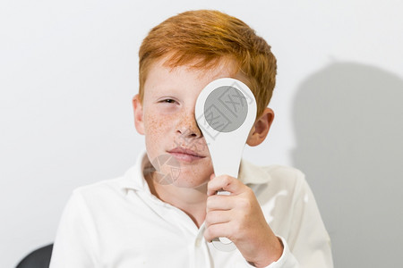 案子蔬菜以眼部透视诊所覆盖眼睛的肖像男孩业务图片