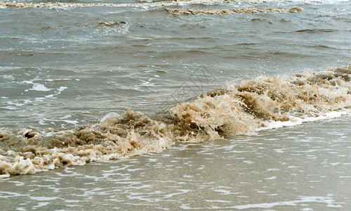 户外海洋污染的肮脏黄波水是多云的黑黄色海浪水是阴云的海洋污染自然加里宁格勒图片