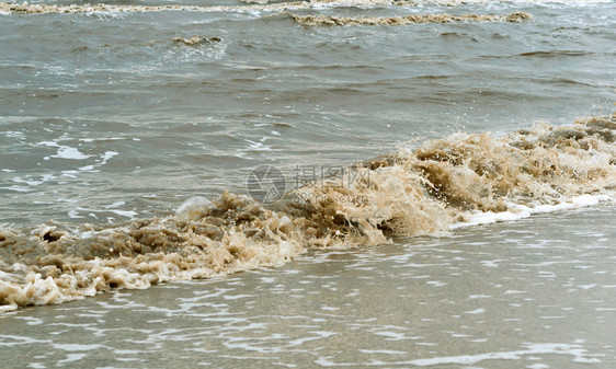 户外海洋污染的肮脏黄波水是多云的黑黄色海浪水是阴云的海洋污染自然加里宁格勒图片