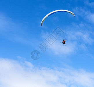 滑翔伞在天空中升起滑翔伞男人飞跳图片