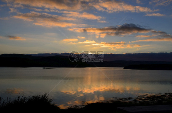 风景暮邓韦根苏格兰LochDunvegan湖水槽中反射出的云层图片