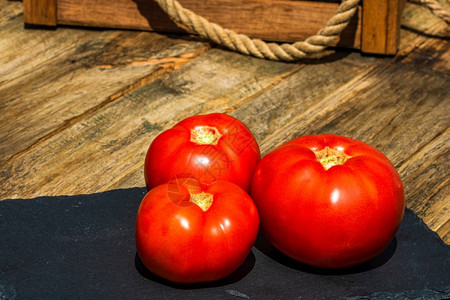 多汁的素食主义者近距离的新鲜成熟西红柿以生锈的成分被孤立营养图片