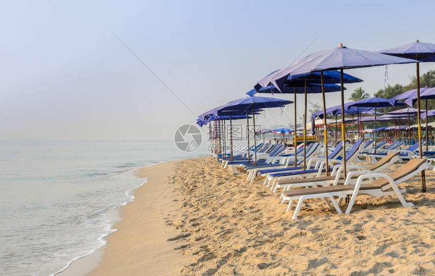 海岸黄色的泰国Petchaburi岛有日落的查安海滩躺椅图片