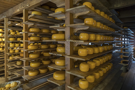果皮今天荷兰古达市Gouda场城镇Gouda的Gouda奶酪商店是一块平板圆起司带有黄红皮原产于Gouda虽然现在该名称目前作为图片