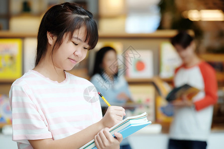 站在模糊背景前学习的女学生图片