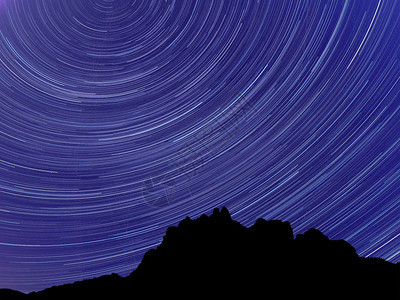 运动长距离图像显示夜空中星在山上行踪乳白色天空图片