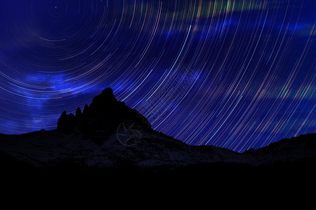 美丽的时间长距离图像显示夜空中星在山上行踪运动图片