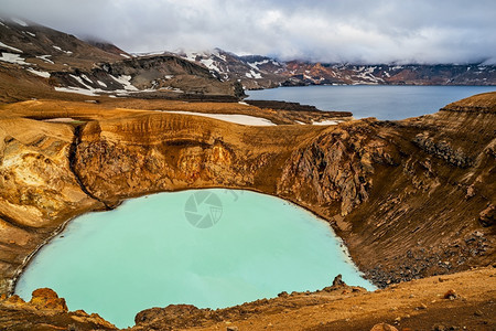 自然冰山Askja湖和地热在阴云的一天冰岛IslandMounAskja湖和地热户外火山口图片