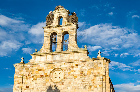 天主教在西班牙萨莫拉卡斯蒂利亚和里昂的塔上出现了一座老罗马式教堂户外环境图片