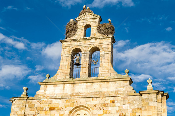 在西班牙萨莫拉卡斯蒂利亚和里昂的塔上出现了一座老罗马式教堂会旅行历史的图片