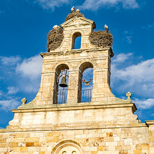 旅游建造历史在西班牙萨莫拉卡斯蒂利亚和里昂的塔上出现了一座老罗马式教堂图片