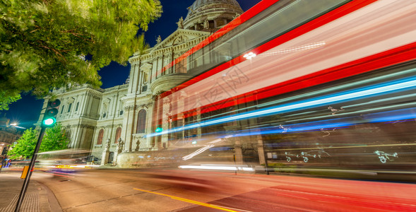 圣保罗大教堂前加速的巴士光轨图片