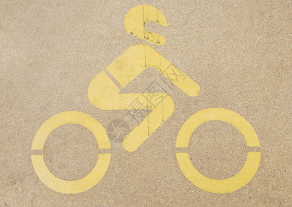 象形图交通必需的黄色摩托车路标涂在黄色人行道上图片