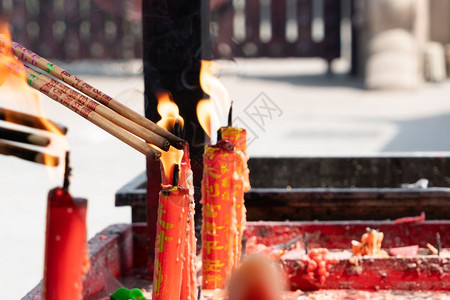 上海长华寺庙上海点燃蜡烛向佛祷告历史传统涅槃图片