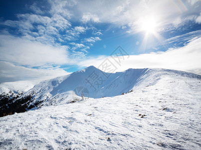 最佳山峰高在阳光下的雪中太阳冬季风景旅行和隐私的概念山峰高在阳光下的雪中太阳明亮的跋涉图片