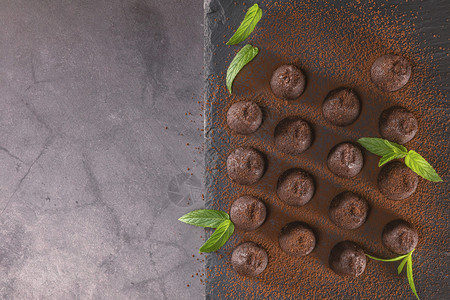 庆典以可为粉末的美味巧克力松露的顶端视图桌子甜的图片