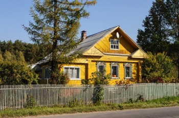建筑学居住地黄木屋在俄罗斯Yaroslavll地区Yaroslavll村装饰窗户树图片