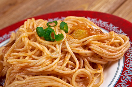 美食面和煮的意大利糊是盘子配有补充酱汁或调味品汁或者图片