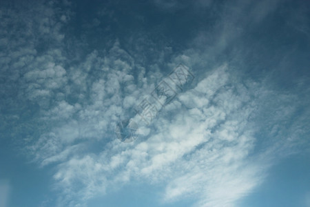 全景夜晚的风美丽苍白的青蓝闪耀着云彩的风景灰蒙飞图片