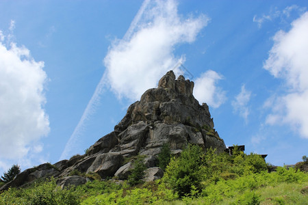 如画宁静乡村的喀尔巴阡山森林中美丽的全景图片