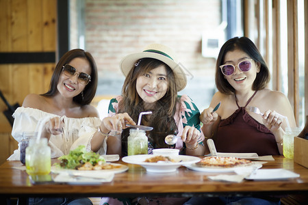 准备好美食午餐三位亚洲女准备在桌上吃西餐背景图片
