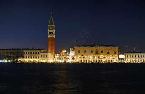 地标克拉夫琴科总督夜里威尼斯圣马可广场的全景图片