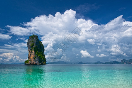 泰国波达岛附近绿海的克里夫水岩石蓝色的图片