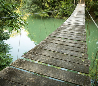 位于伯利兹托莱多Blanco公园RioBlanco森林的河上吊桥户外木制的勘探图片
