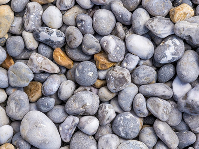 圆形鹅卵石不同颜色和大小的石块海滩图片