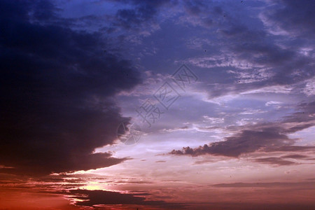 夜边风景有美丽的苍白闪耀云彩飞地平线户外图片