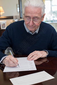 协议垂直的老人在家中签署最后遗嘱和约言图片