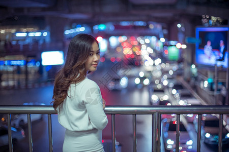 庆典派对旅行在圣诞节和新年的夜间户外对亚洲妇女进行肖像图片