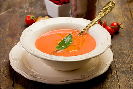 滴液体新鲜自家做的番茄汤木制桌上有叶乡村图片