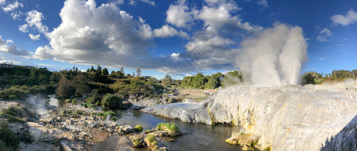 全景新西兰TePuia公园的PohutuGeyser喷岩石图片