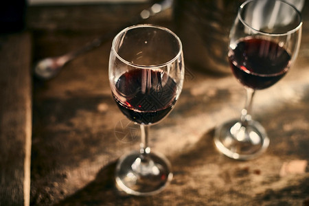 梅洛餐厅葡萄红酒在木材背景上图片