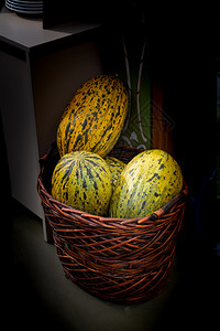 甜的哈密瓜成熟绿色的斑面甜瓜在一片草篮中图片