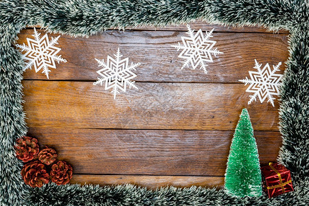 圣诞画板上的装饰品配有圣诞花园和装饰品的木板上圣诞画像创意写作配有边界和复制空间顶视平坦的圣诞框架树礼物巴图片