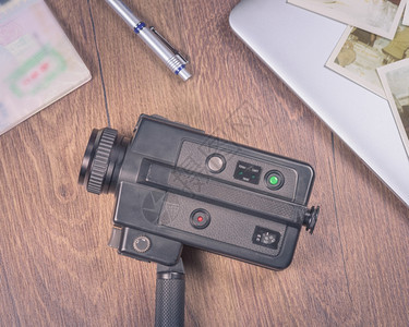 作品幻灯片8毫米旧照相机8毫米旧照片笔记本电脑纸板和木制桌上护照旅行图片