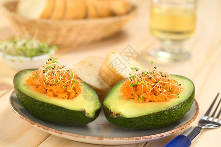 送达水平的蔬菜Avocado半个成胡萝卜洒满了花粉的青萝卜在盘子上配有面包片精选焦点聚在彩红胡萝卜的前方背景图片