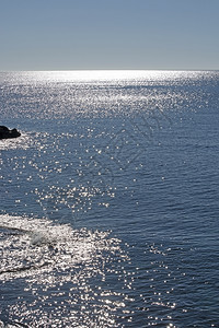 岛1月在西班牙马洛卡Mallorca阳光明媚的一天美丽闪亮海洋和地平线景闪发光图片