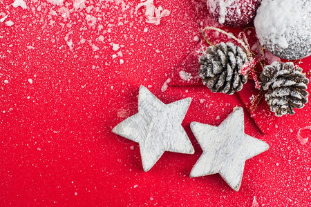 红色的圣诞庆贺卡节球和雪上之星信问候图片