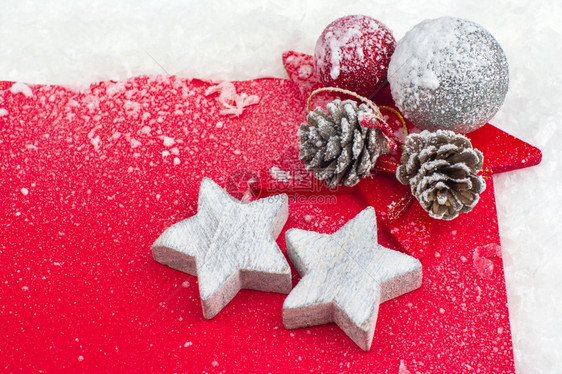 华丽的星红圣诞庆贺卡节球和雪上之星卡片图片