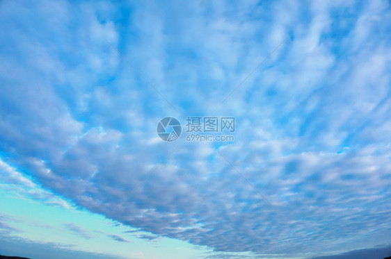 多云的臭氧白中的蓝天白蓬松的图片